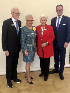 Dietmar, Margrit und Philip Harting (rechts) freuten sich mit Ursula Parriche (Zweite von rechts) über die gute Entwicklung von HARTING Frankreich. Der Ehemann von Frau Parriche, Jean-Pierre Parriche, war damals der erste Geschäftsführer von HARTING Frankreich und baute von dort aus auch das HARTING Geschäft in der Schweiz auf