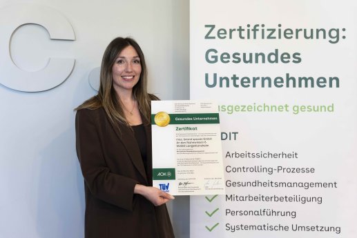 mac-Melina-Stapelmann-Uebergabe-Gold-Zertifikat.jpg-scaled.jpeg