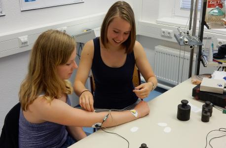 Saßen die Teilnehmerinnen des Girl’s Day im letzten Jahr noch in den Laboren der TU Ilmenau zusammen, findet er in diesem Jahr virtuell statt, © TU Ilmenau/Nadine Heuchling