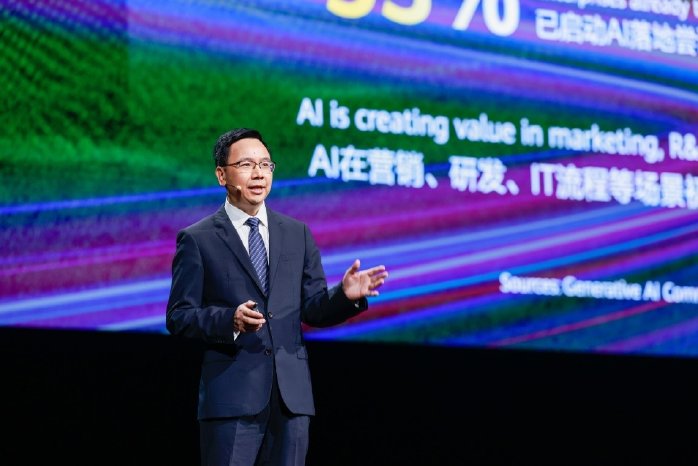 Yang Chaobin, Vorstandsvorsitzender und President of ICT Products & Solutions bei Huawei, stellt.jpg