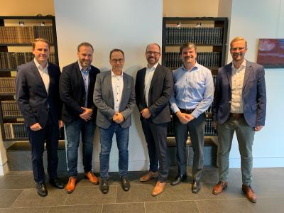 Freuten sich nach der Vertragsunterzeichnung über die zukünftige Zusammenarbeit: Thomas Kriete (Weidmüller), Lars Ulbricht (wallbe), Klaus Holterhoff (Weidmüller), Dr. Dominik Freund (wallbe), Jan Trense (enercity) und Ingo Krogmann (enercity) (v.l.n.r.)