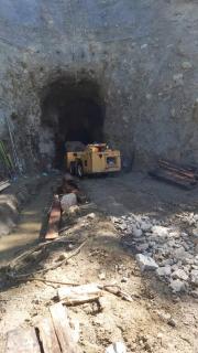 Photo of scooptram at 257 Portal showing screening above portal entrance