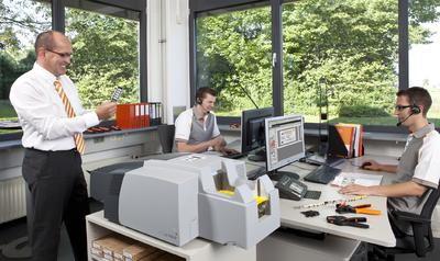 Weidmüller Support und Serviceteam rund um Werkzeuge, Automaten und Identifikationssysteme. (von links nach rechts) Norbert Koch, Sebastian Reike und Jonathan Hödt