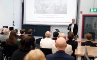 „Mit dem Kompetenzcenter schaffen wir die Grundlage dafür, dass unsere Nachwuchskräfte die Technologien der Zukunft nicht nur verstehen, sondern aktiv mitgestalten können“, erklärt Daniel Wirth, Ausbildungsleiter der Friedhelm Loh Group, den Gästen bei der Eröffnung.