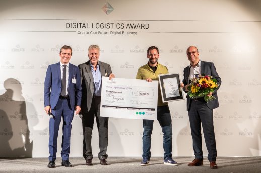 2018_09_11_Digital Logistics Award_Pamyra.de nimmt Preis entgegen.jpg