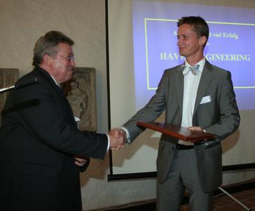 Dr. Reinhold Festge, Geschäftsführender Gesellschafter von Haver & Boecker in Oelde/Westfalen, übergab Dr. Andreas Handschuh, Kanzler der TU Bergakademie Freiberg den Antrag auf Anerkennung von HEM als An-Institut der Uni Freiberg