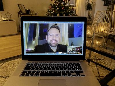 Live ins Wohnzimmer der Mitarbeiter gestreamt: die virtuelle Laudert-Weihnachtsfeier inkl. Lesung von Kabarettist Christoph Tiemann