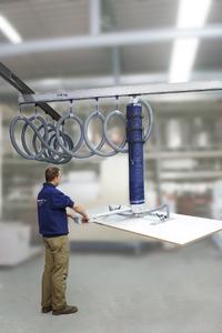 Aluminium-Einträger-Krananlage für Lasten bis 140 kg kombiniert mit einem Schmalz Vakuum-Schlauchheber Jumbo bei der ergonomischen Handhabung beschichteter Spanplatten.