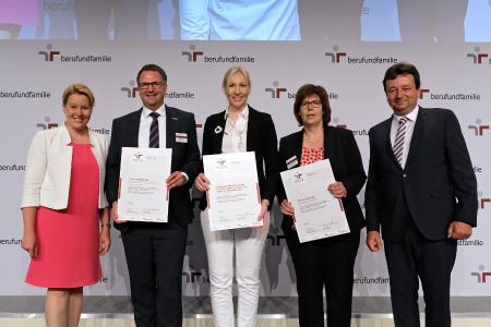 Stolz nimmt Dorothee Trompeter (2.v.r.), Manager Human Resources, das Zertifikat für Umicore von Bundesfamilienministerin Dr. Franziska Giffey entgegen / Bildquelle: berufundfamilie, Thomas Ruddies / Christoph Petras