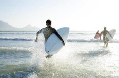 200 Surfers_at_the_beach.jpg