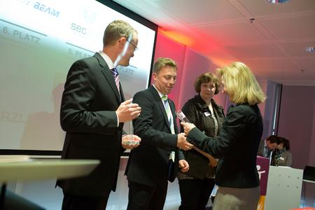Joerg Klaas (mitte) nimmt Preis GPTW entgegen