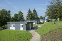 Die weitläufige Ferienanlage des ErholungsWerks Post Postbank Telekom umfasst 42 gemütliche Holzhäuser in idyllischer Lage am Waldrand (Foto: Caparol Farben Lacke Bautenschutz/Andreas Wiese)