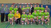 Timo Röbbel bei der Scheckübergabe an die Handballer vom TSV Hannover-Burgdorf