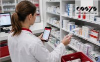 Mobile Kommissionierung führt Apothekenmitarbeitende digital vom Lagerplatz bis zum Auftrag.
