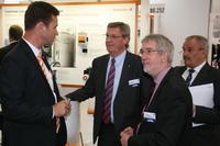 Staatssekretär Dr. Günther Horzetzky (2.v.r.) ließ sich auf der Messe WindEnergy in Hamburg von Hans Schlingmann (li.) die Weidmüller Lösungen für die Stromerzeugung aus Windkraft erläutern