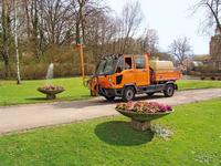 Multicar FUMO Carrier mit Doppelkabine, Gießarm und Wasserfass.