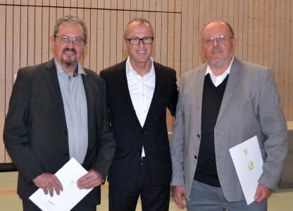 Der neue Steinmeyer-Geschäftsführer Dr.-Ing. Manfred Münch (Mi.) würdigte in einer Feierstunde die Verdienste von Alexander (li.) und Joachim Beck (re.)