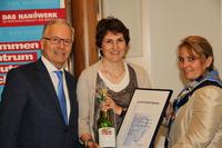 Als beste Betriebswirtin wurde Marion Schaaf (mi.) mit dem Seifriz-Preis ausgezeichnet. Die Urkunde überreichten Studienleiter Prof. Dr. Werner Rössle und Marion Grigo von der Bildungsakademie der Handwerkskammer. Foto: Pelkmann/HWK