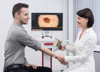 Auflichtmikroskopische Untersuchung mit der FotoFinder medicam 1000