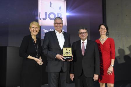 (von links) Heike Bruch (wissenschaftliche Leitung, Universität St. Gallen), Holger Piening (Geschäftsführender Gesellschafter), Sigmar Gabriel (Ehemaliger Vizekanzler und TOP JOB-Schirmherr), Silke Masurat (Geschäftsführerin zeag)