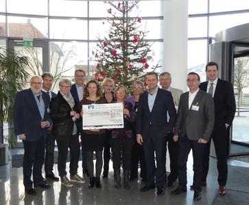 Spendenübergabe von arvato Financial Solutions, v.l. Hans-Peter Becker (Kinder- und Jugendheim), Wolfgang Sennhenn (Theodor-Heuss-Förderschule), Barbara Stammberger (Frauen- und Kinderschutzhaus), Michael Weinreich (Vorsitzender der Geschäftsführung arvato Financial Solutions), Carolin Winterhalter (Frauen- und Kinderschutzhaus), Leska Kaufmann (Cora), Eva Egloff ( Leselust), Anneliese Grenke (Cora), Dr. Kai Burr (Geschäftsführung arvato Financial Solutions), Volker Kottkamp (Leselust),Frank Herzberger (Caritas), Kai Kalchthaler (Geschäftsführung arvato Financial Solutions)
