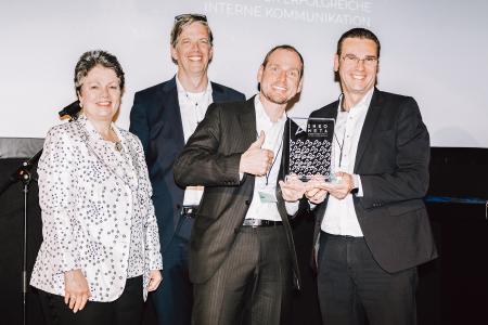 ebm-papst gewinnt wichtigsten deutschen Medienpreis für interne Kommunikation (Hauke Hannig, Leiter Unternehmenskommunikation ebm-papst Gruppe (4. v.l.), sowie Mitglieder der Jury sowie der begleitenden Agentur). (Quelle ebm-papst)