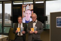 Rektor Prof. Dr. Ulrich Jautz (links) und Orchesterkoordinator Prof. Dr. Ulrich Heinen freuen sich mit SWDKO-Chefdirigent Douglas Bostock (per Video zugeschaltet) auf die musikalischen Leckerbissen im Audimax. Rektor Prof. Dr. Ulrich Jautz (links) und Orchesterkoordinator Prof. Dr. Ulrich Heinen freuen sich mit SWDKO-Chefdirigent Douglas Bostock (per Video zugeschaltet) auf die musikalischen Leckerbissen im Audimax.