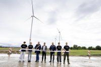 Pröpstin Britta Carstensen (3.v.l.), WEMAG-Vorstand Caspar Baumgart (4.v.l.) und KEW-Geschäftsführer Torsten Hinrichs (5.v.l.) vollziehen symbolisch die Eröffnung des Windparks Passow-Benthen.