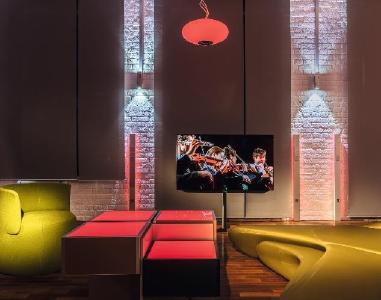 Cammisar Loft in Berlin, Prenzlauer Berg. In der Manufaktur von Hartmut Cammisar entwickelte Möbel und vernetzte Komfortlösungen, präsentiert von Connected Comfort, machen die technischen Möglichkeiten moderner Gebäudeautomation unmittelbar erlebbar. / Bild: Roman Thomas für Connected Comfort