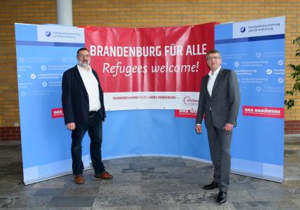 Pfarrer und Superintendent Thomas Wisch, Vorstandsvorsitzender des Aktionsbündnisses Brandenburg (li.i.Bild) und Ralph Bührig, Hauptgeschäftsführer des Handwerkskammertages Land Brandenburg (BHKT) nach der Aufnahme des BHKT in das Aktionsbündnis Brandenburg. Foto: HWK Potsdam/ Ines Weitermann