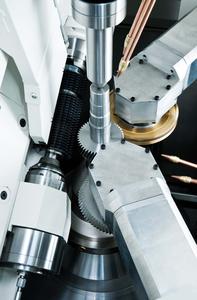 The technology developed by MAG in Chemnitz synchronizes hobbing and chamfering/deburring processes during primary processing time for efficient machining. Application possibilities of the machines are extended with the integration of driven tools