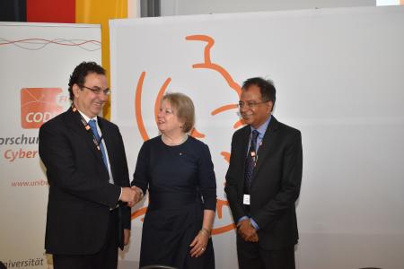 Den Vertrag unterzeichneten die Präsidentin der Universität der Bundeswehr München Prof. Merith Niehuss sowie Dr. Alessandro Curioni (Foto li.), IBM Fellow, Vice President Europe and Director IBM Research Zürich, und Sreeram Visvanathan, IBM Global Managing Director, Government