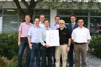 Das engagierte Team um Gerhard Linke (Mitte) präsentiert gemeinsam mit Geschäftsführer Ralf Hoppe (2.v.r.) das Energiemanagement-Zertifikat