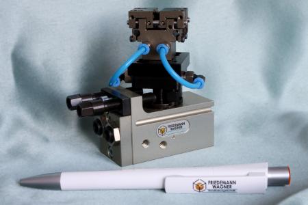 Schwenkantrieb SM-4 mit Integration und montiertem Greifer