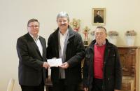 Seit mittlerweile 30 Jahren spendet WITTENSTEIN zu Weihnachten anstelle von Kundengeschenken an die St. Josefspflege Mulfingen gGmbH: Klaus Spitzley (links), Vorstand a.D. der WITTENSTEIN SE, überreichte kürzlich einen Scheck über 5.000 Euro an Johann Dirnberger (Mitte), Geschäftsführer der St. Josefspflege Mulfingen, und an Hermann Limbacher, Vorsitzender der Gesellschafterversammlung der St. Josefpflege Mulfingen gGmbH