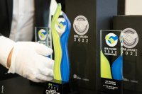 Der verliehene Award stellt ein ganz individuelles Kunstobjekt dar. Zwei Glaskonturen in den Farben grün für den Fachverband RFA und blau für medac, symbolisieren Hände, die das Logo des RFA Awards schützend und anerkennend hochhalten. Die Sonderpreise, in einem etwas schlichteren Design, tragen die grafischen Elemente des Haupt-Awards. ©medac