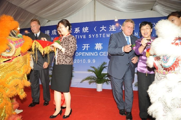 Lion Dance,(from left)Mr Hans Michael Jebsen,Madame Cao Aihua,Dr Michael Militzer,Madame Wang Yanhui