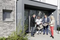 Musterplatten als Entscheidungshelfer: Speziell für das Bauprojekt der Familienheim Rhein-Neckar eG im Mannheimer Franklin-Quartier wurden Farbreihen aus Original Meldorfer konfiguriert. Von eG im Mannheimer Franklin-Quartier wurden Farbreihen aus Original Meldorfer konfiguriert. Von links: Werner Aumann (Caparol Außendienst), Robert Schwenke (Firma Heil Maler GmbH), Felix Ernst (Familienheim Rhein-Neckar eG) und Sabine Hoffner (Caparol FarbDesignStudio).