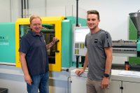 Ulrich Schätzlein, Senior Trainer am SKZ (links) und Aaron Gessner, Meister Kunststoff und Kautschuk, der bereits als Schüler das SKZ-Lab besuchte