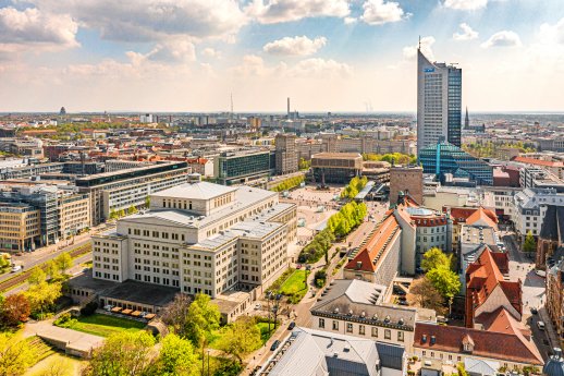 Blick über den Augustusplatz mit Oper Leipzig und City Hochhaus im Frühling © Philipp Kirschner.jp