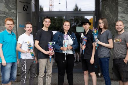 Fünf neue Auszubildende verstärken das Team der SelectLine Software GmbH und werden von Anfang an von den Ausbildern Nico Will und Christian Tiefert unterstützt. (v.l.n.r Nico Will, Nikolas Knöfel, Dominic Hahn, Julia Stohge, Philip Paul Mierswa, Dennis Leistikow, Christian Tiefert). Bildeigner: © SelectLine Software GmbH