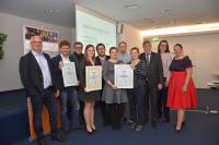 (v.l.): Jurymitglied Torsten Scheer, Preisträger Julian Kanth, Jurymitglied Gerald Perschke, Preisträgerin Marilena Berlan, drei Volontäre der MZ, MZ-Redakteurin Jessica Quick, IHK-Präsident Klaus Olbricht, Jurymitglied Dörthe Hein, Jurymitglied Juliane Jesse / Foto: IHK Magdeburg