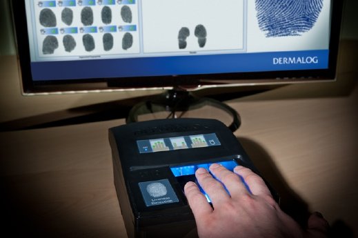 dermalog-liefert-fingerabdruck-scanner-zur-fluechtlings-registrierung-in-deutschland.jpg