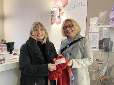 Daniela Dahm (Lilith e.V., links) und Michaela Danner (Franz & Wach) bewundern in Liliths Second Hand Laden einen Schal, den eine Mitarbeiterin gefertigt hat.
