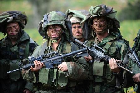 Bei der Entwicklung der Textilausrüstung achten die Wissenschaftler der Hohenstein Institute darauf, dass sich für die Träger keine Einschränkungen hinsichtlich Beweglichkeit und Tragekomfort entstehen / © Israel Defence Forces, wikipedia.org