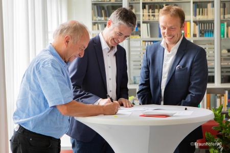 Von links nach rechts: Prof. Dr. Matthias Klingner (Fraunhofer IVI), Stefan A. Lang (STW), Dr. Sebastian Wagner (Fraunhofer IVI) ©FraunhoferIVI
