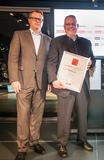 Dr. Holger Lange. Leiter der Winterreifen-Entwicklung für Pkw bei Continental, nahm den Preis in der Kategorie Winterreifen von Motorpresse-Geschäftsbereichsleiter Automobil, Tim Ramms, entgegen