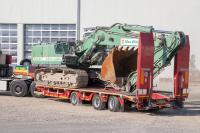 Ein »ALLROUNDER« für die gesamte Baustellenlogistik: Dank der umfangreichen Verzurrmöglichkeiten ist das Kettenfahrzeug fest auf der Ladefläche arretiert / Foto: Goldhofer