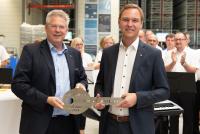 Kurtz Ersa-CEO Rainer Kurtz übergibt den Schlüssel an Logistikchef Matthias Hofmann. Bild: Daniel Hartel, Kurtz Holding