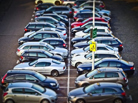 Autos auf einem Parkplatz_Telematik-Markt_pixabay_3 (1).jpg